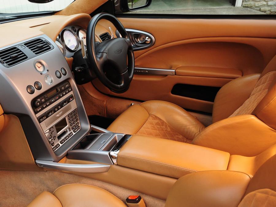 Интерьер Aston Martin V12 Vanquish 2001 года  (UK) (фото 43 из 44)